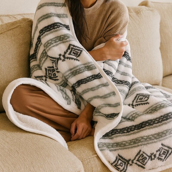 Frye Reversible Tribal Boho Plush Sherpa Comfy Cozy Throw 50 x 60 NWT - Picture 1 of 5